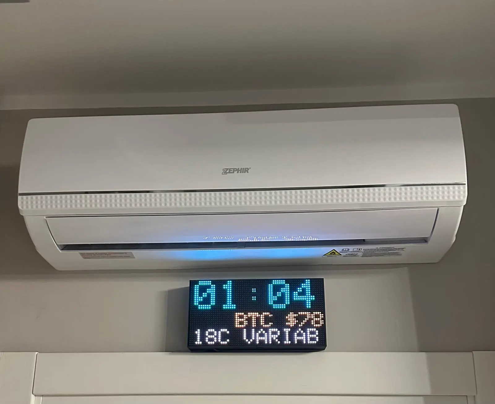 Orologio Intelligente SmartHausIT installato sotto il climatizzatore